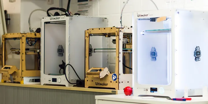 Mitglieder des FabLab Lübeck bei der Arbeit