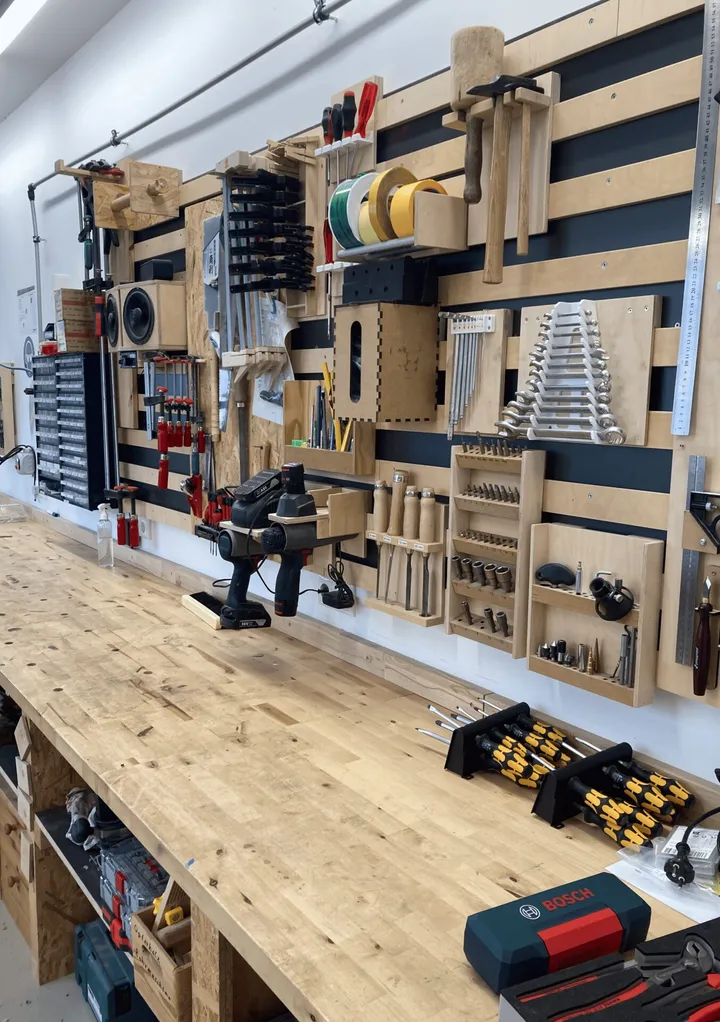 Die Holzwerkstatt mit Bandsäge und Werkbank