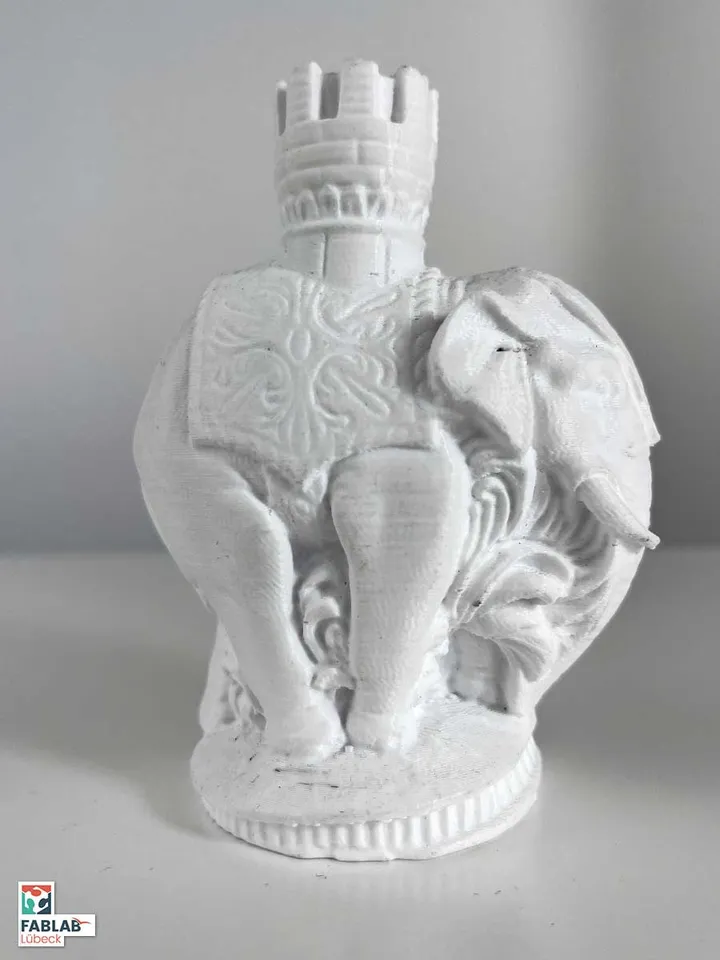 Eine gedruckte Schachfigur, ein Turm in Elefantenform, aus PLA