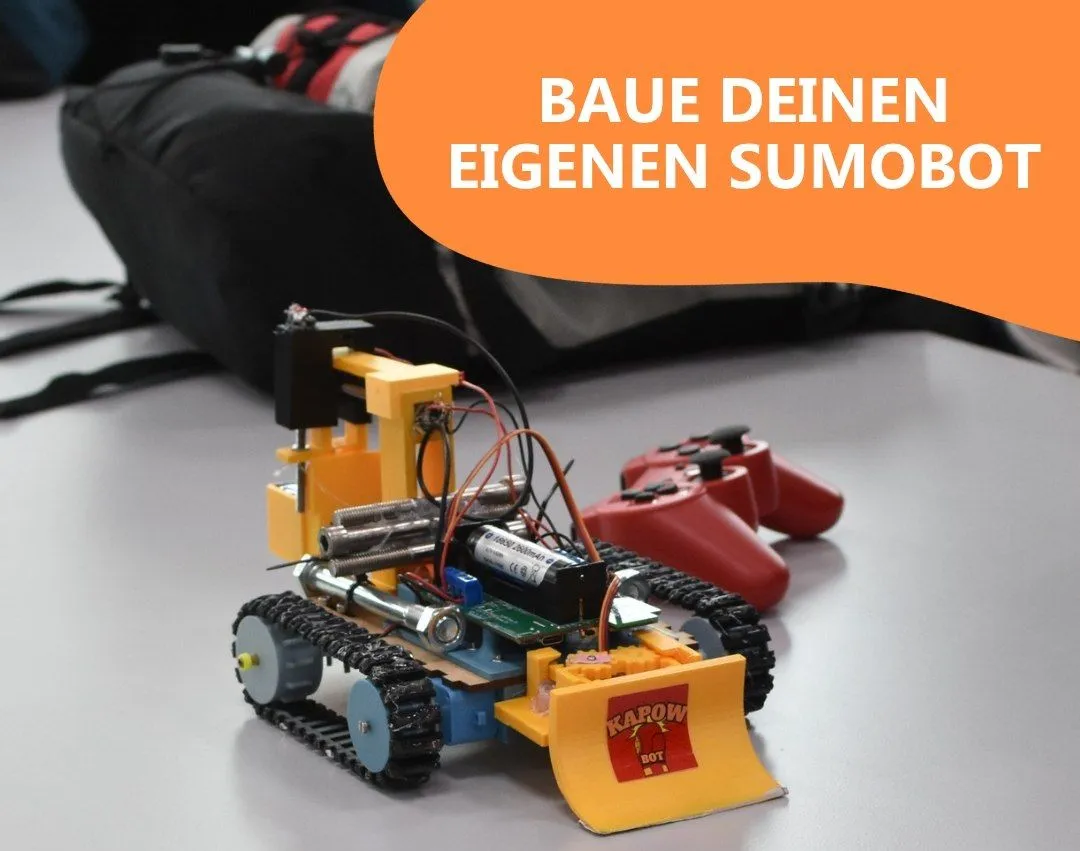 Selbstgebauter Kettenroboter mit gelbem Schiebeschild und Controller, Schriftzug Baue Deinen eigenen Sumobot