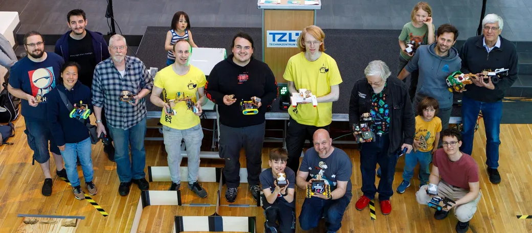 Teams der Rescuebot Challenge mit ihren Robotern am Parcours