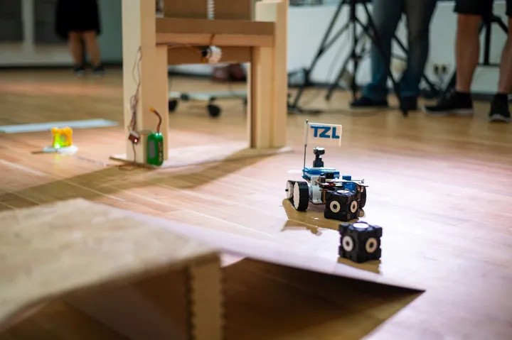 Der Rescuebot des TZL mit einem Würfel im Parcours