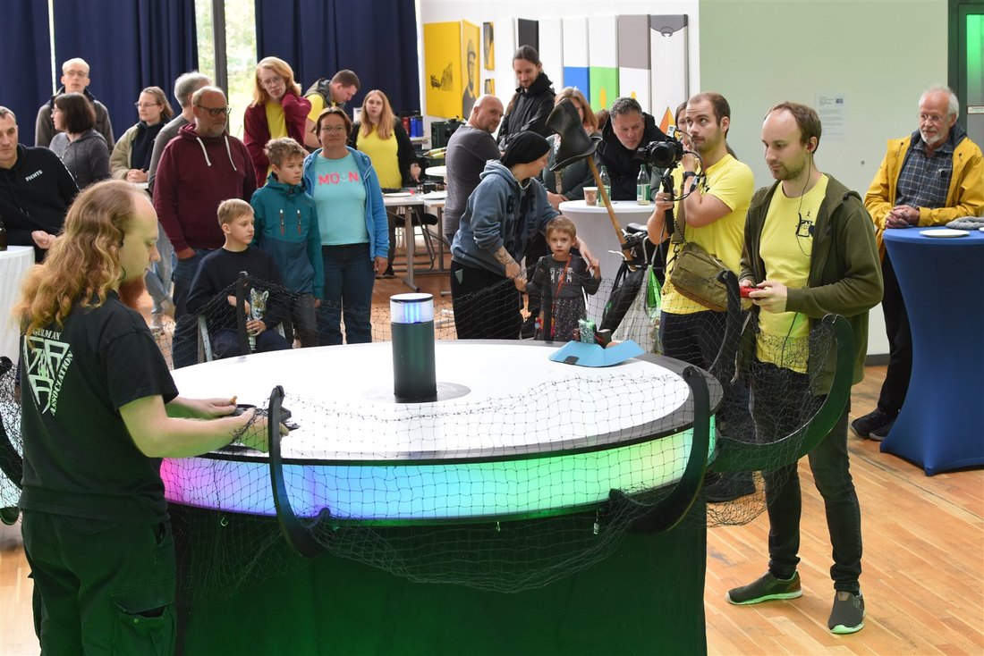 Sumobot-Arena mit Teams und Publikum