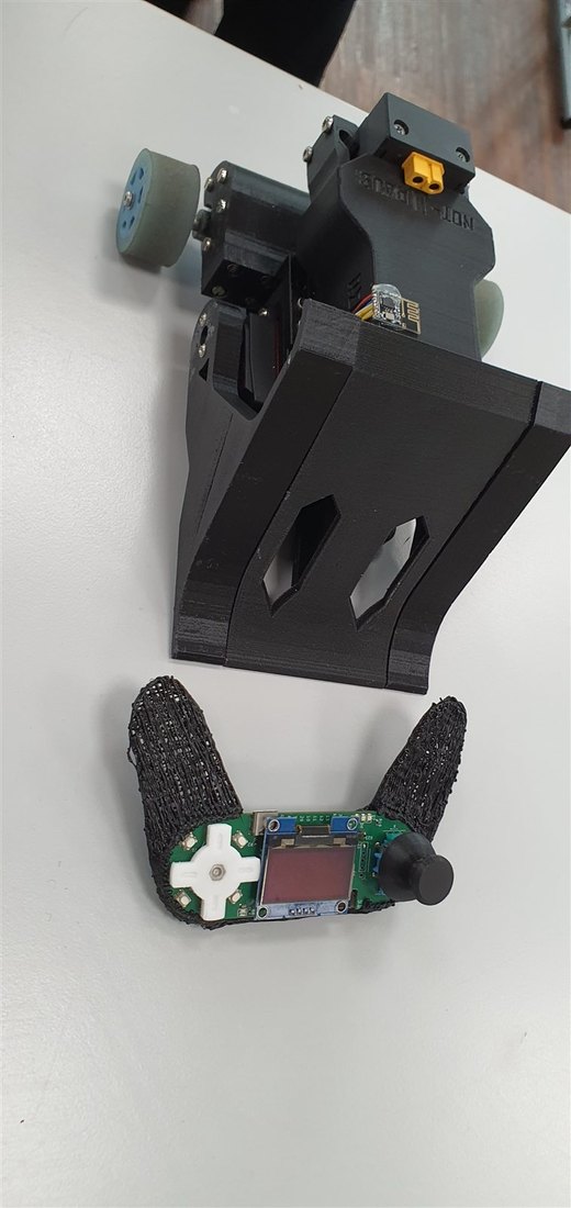 Schwarzer Keil-Bot und selbstgebauter Controller, korrekt gedreht