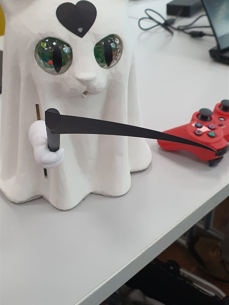 Weißer Katzen-Bot mit Sense und rotem Controller