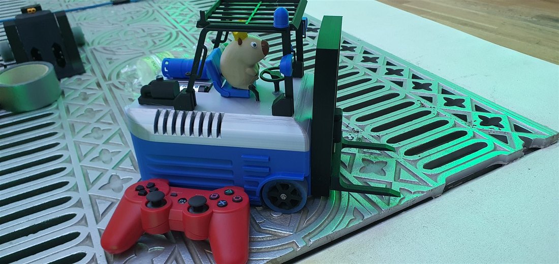 Blauer Gabelstapler-Bot mit Fahrerfigur und Controller