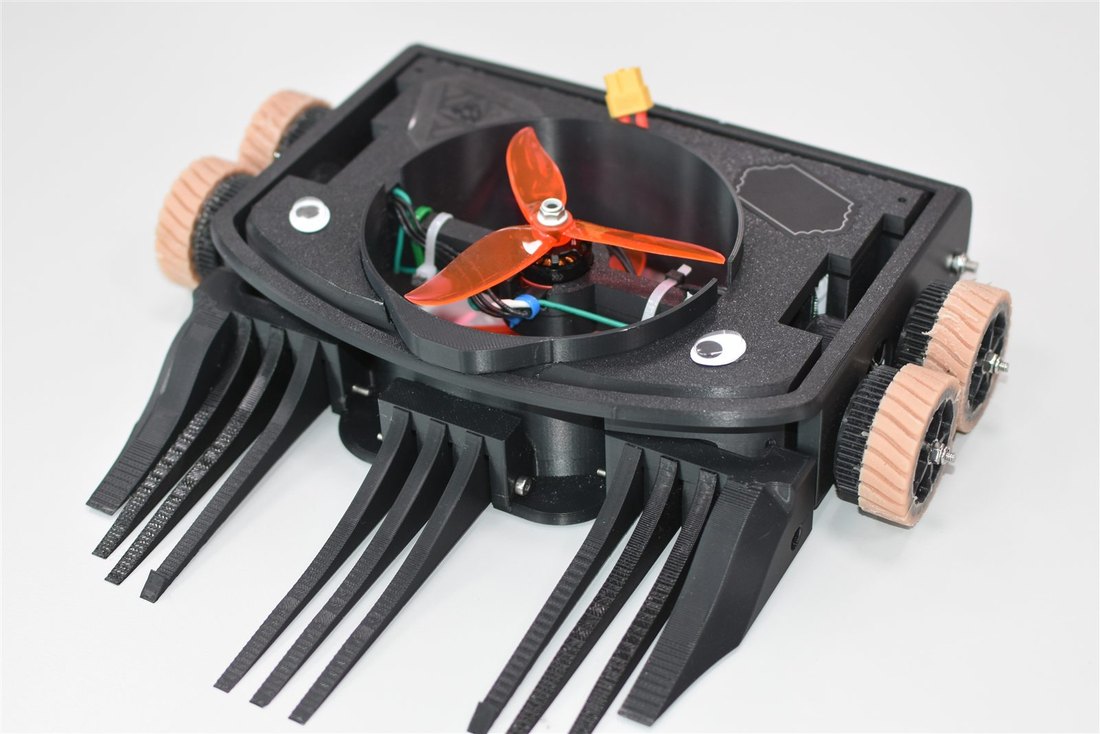 Propeller-Bot als freigestellte Studioaufnahme
