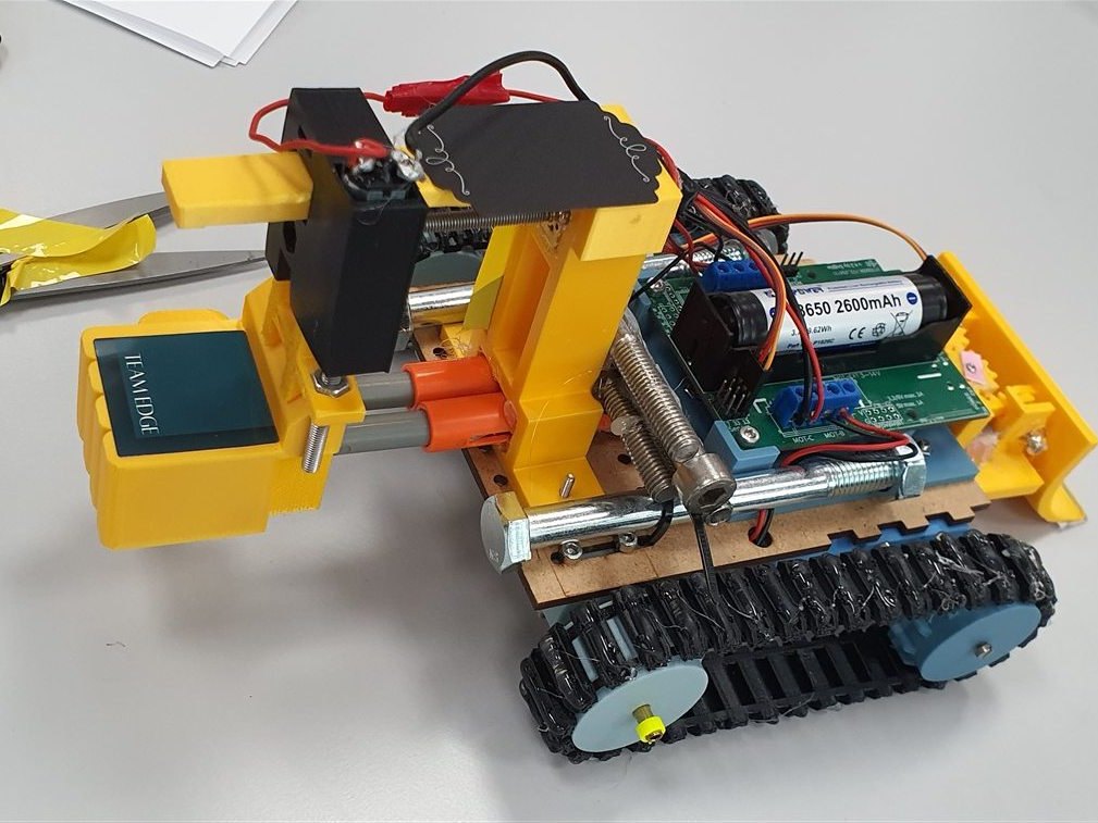 Gelber Raupen-Bot mit offen sichtbarer Elektronik und Mechanik